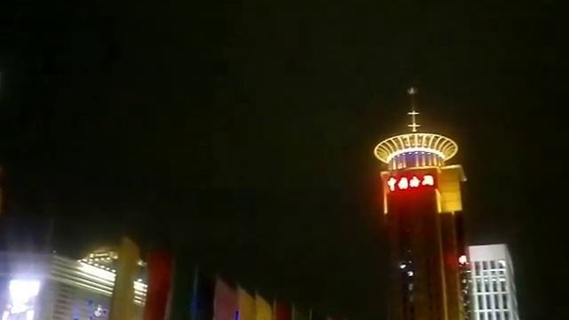 Небоскребы ночью у телевышки Oriental Pearl TV Tower в Шанхае смотреть онлайн