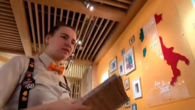 КАК БЕСПЛАТНО ПОЕСТЬ В КФС / ЕМ СВОЮ ЕДУ В РЕСТОРАНЕ смотреть онлайн