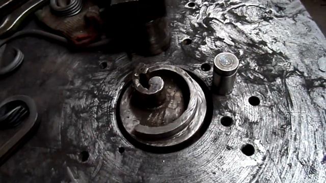 Как гнуть завитки при помощи самодельного станка на кузне. Улитка. смотреть онлайн