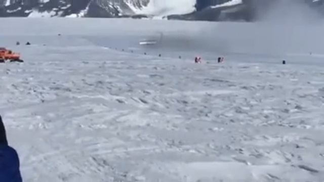 Посадка самолёта на аэродроме в Антарктиде смотреть онлайн