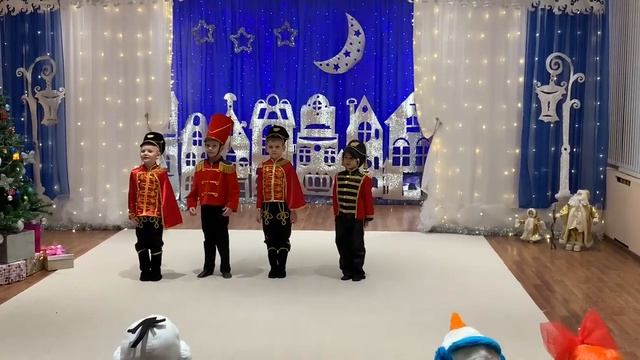 Выход Бабы Яги и перестроение солдатиков - гусаров на Новогоднем празднике смотреть онлайн