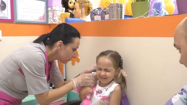 ВЛОГ: Настя ПРОКОЛОЛА УШКИ Больно до слез или нет Храбрая Настя смотреть онлайн