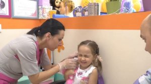 ВЛОГ: Настя ПРОКОЛОЛА УШКИ Больно до слез или нет Храбрая Настя