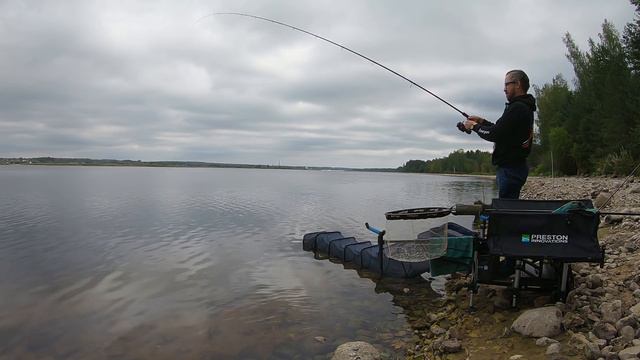 Фидер в сентябре на большой реке. Рыбалка на Даугаве. Вкусный обед на рыбалке. смотреть онлайн