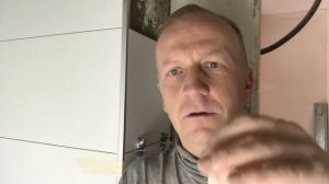 Фиксация декоративного уголка на плитке