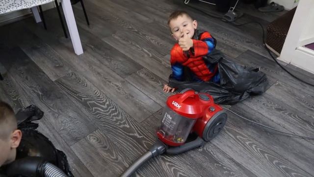 BIN BAG VACUUM CHALLENGE. Веселимся, превращаемся в Вакуум-Мэна смотреть онлайн