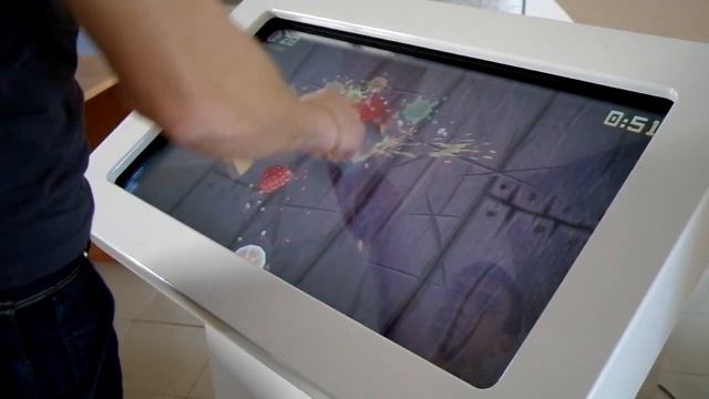 Игра Fruit Ninja на сенсорном столе смотреть онлайн