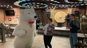 Поздравление от белого Ютуб мишки в Москве. Танцующий мишка на день рождения ?