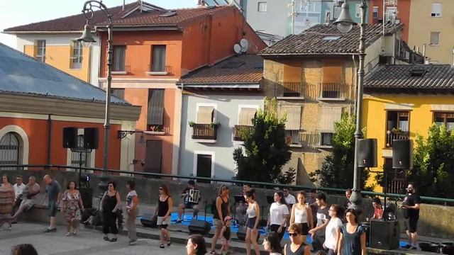 Памплона. Народные танцы для всех. Танец басков Mutxiko. смотреть онлайн