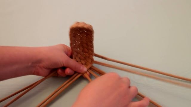 Лапти из газетных трубочек. Плетение из газет смотреть онлайн