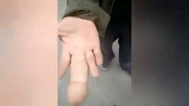 У мужика на руке огромный средний палец! смотреть онлайн