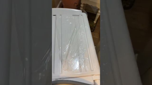 Installing the bottom cover to the Silk Lux portable washer смотреть онлайн