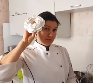 ??Декоративная роза из зефира♥️?от Карины Загоскиной @pekarina.torty