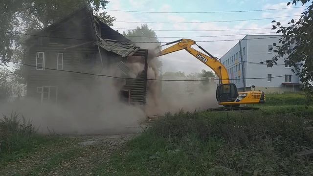 Большой экскаватор ломает старый дом смотреть онлайн