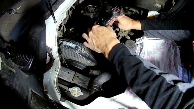 Снимаем топливные форсунки и меняем распылители на Тойота Дюна 3L 1996 года Toyota Dyna смотреть онлайн