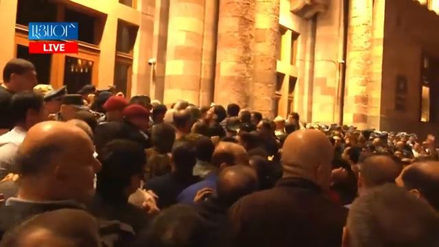 LIVE. Քաղաքացիները հավաքվել են Կառավարության դիմաց смотреть онлайн