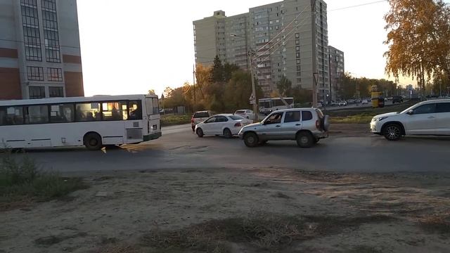 3 автобуса на пересечении улиц Дмитриева и Ватутина в Омске. смотреть онлайн
