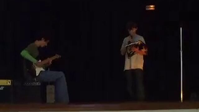 le chanteur, le guitariste... et le bassiste !!! смотреть онлайн