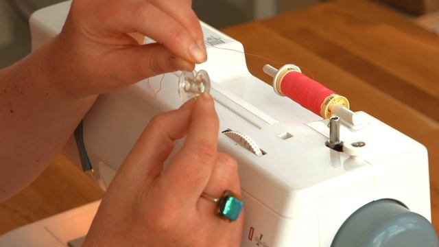 How to Wind a Bobbin on your Sewing Machine смотреть онлайн