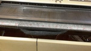 Вяжем теплые домашние тапочки, на вязальной машине.