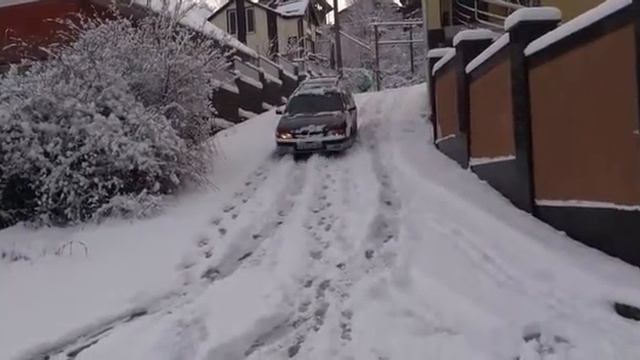 Toyota Sprinter Carib спуск со снежной горки смотреть онлайн