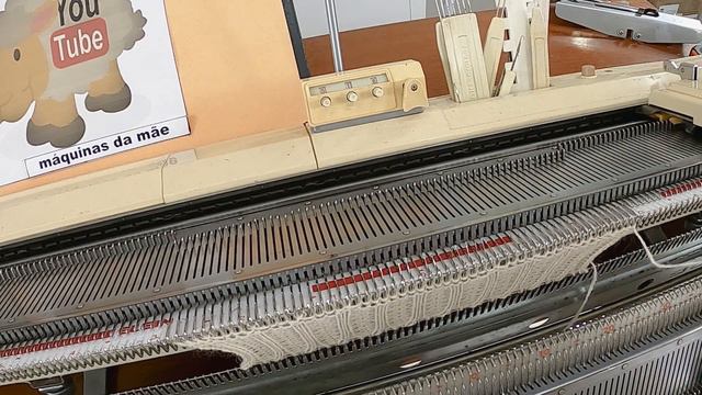 casaquinho bicolor feito em máquina de tricô смотреть онлайн
