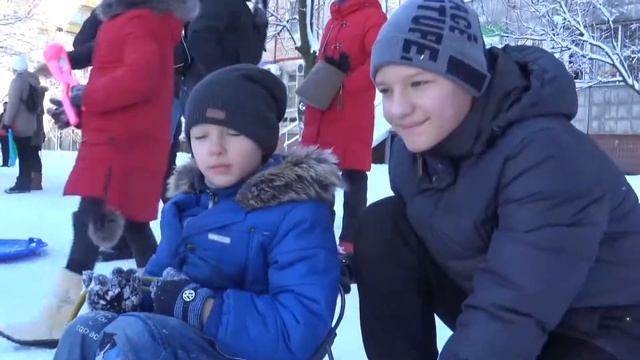 Зима, катание с горки на санках с детьми смотреть онлайн