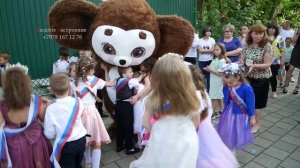 Чебурашка поздравил детей с выпускным в детском саду.