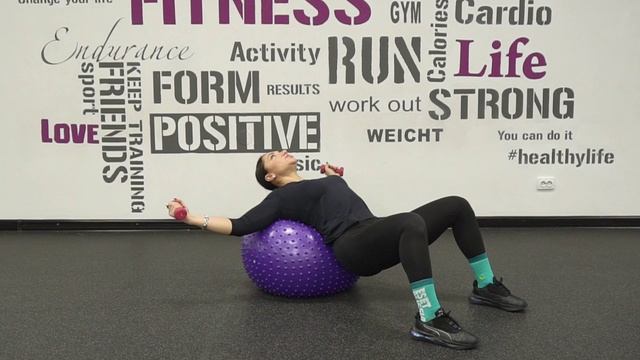 Разведения лежа на фитболе смотреть онлайн