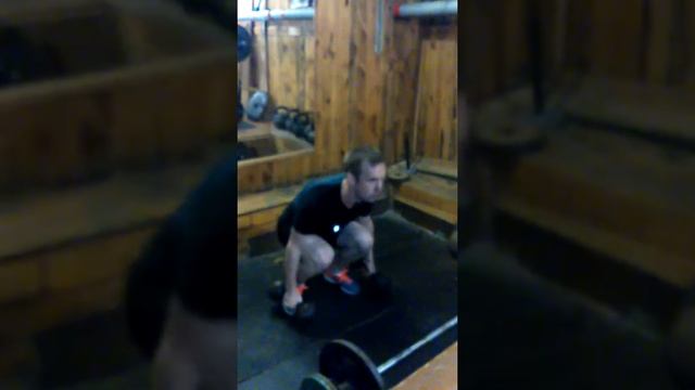 Выпрыгивания с отягощением из присяда, гантели по 16 кг смотреть онлайн