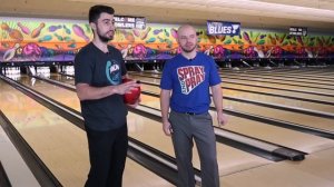 КАК БРОСАТЬ ШАР ДЛЯ БОУЛИНГА? Сброс шара с руки. 2 упражнение для правильного релиза