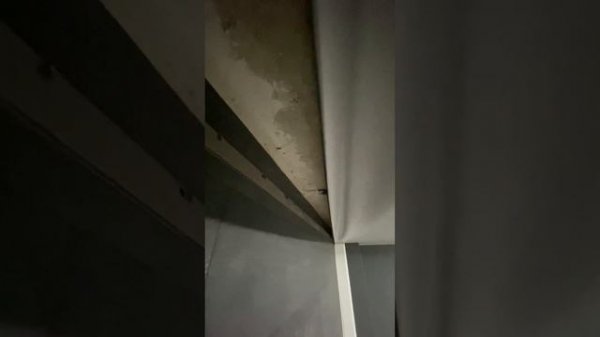 Натяжной потолок отходит.