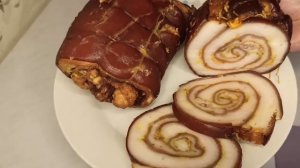 Варено-"копчёный" РУЛЕТ из тонкого сала со шкуркой.С чесноком и специями в луковой шелухе.