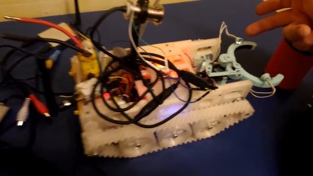 Гусеничная робоплатформа на Arduino Uno и радиоуправление. смотреть онлайн