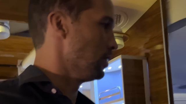 Andrew Tate Flying First-Class Emirates смотреть онлайн