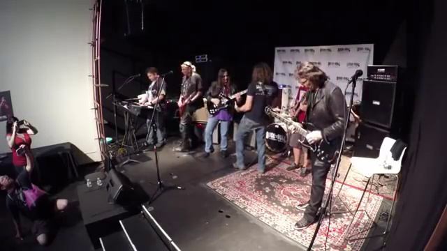 Tony Iommi of Black Sabbath jams with campers at Rock and Roll Fantasy Camp смотреть онлайн