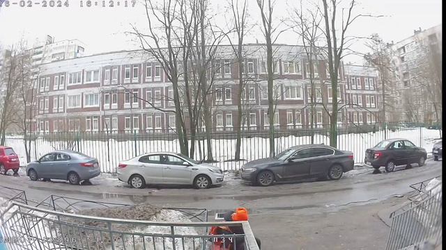 какой то гений сидит на скамейке на протяжении часа, ускоренное видео в цвете смотреть онлайн