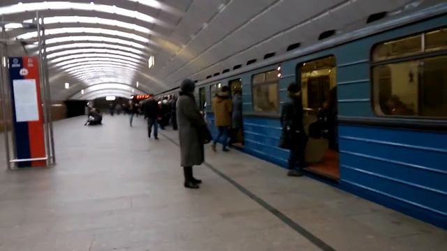Станция метро Сходненская, Электропоезд 81-710 Еж3 смотреть онлайн