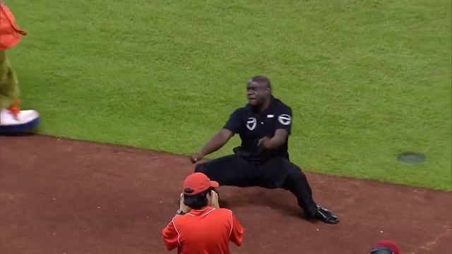 Security Guard V.S. Orbit Dance Off смотреть онлайн