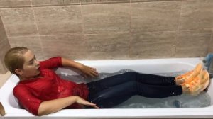 ВАННА В ОДЕЖДЕ / BATH WITH CLOTHES / JEANS / WETLOOK