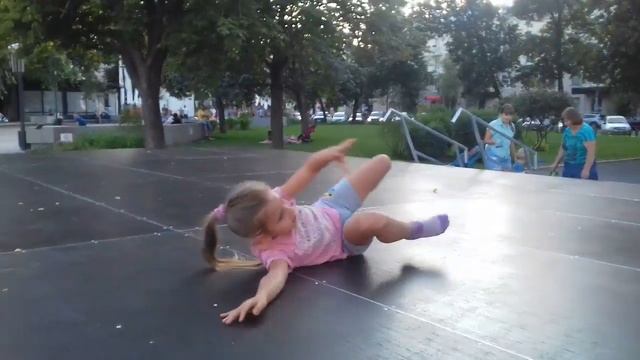 Эви танцует