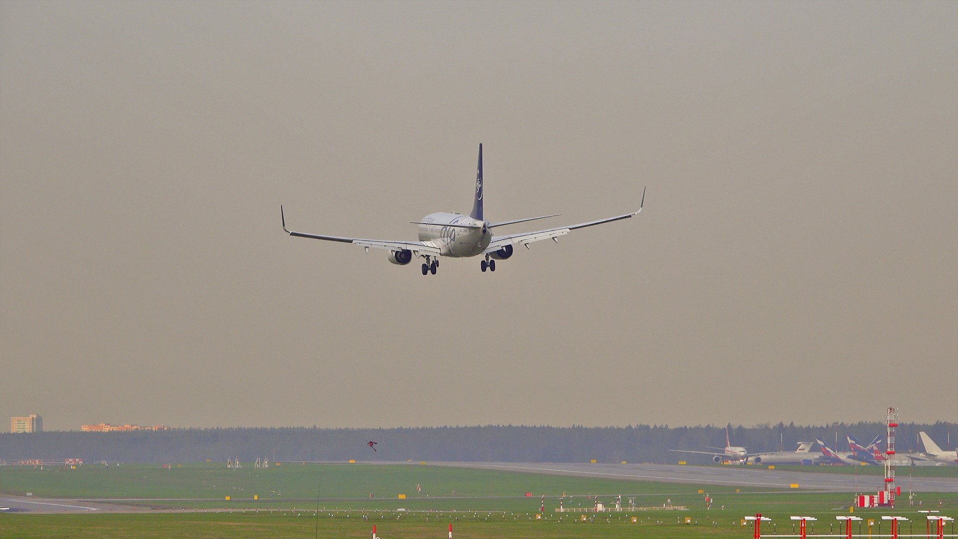 Несколько красивых утренних посадок в Шереметьево. Крупный план. Апрель, 2023 смотреть онлайн