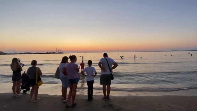 Пришли посмотреть состояние моря на Центральном песчаном пляже в Анапе вечером в субботу 31 июля. смотреть онлайн