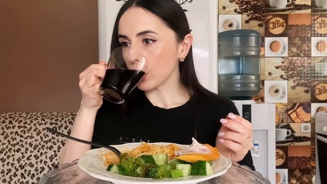 МУКБАНГ НА КУХНЕ Паста с Икрой, Салат ? и Копченое мясо Russia MUKBANG смотреть онлайн