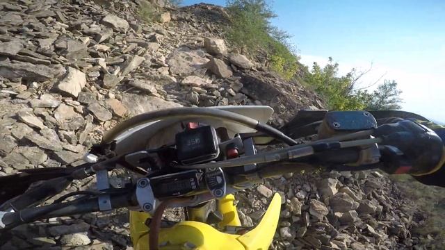 Хард эндуро на DRZ 400E / Поднимаюсь на гору по камням / Почему нельзя катать одному / HARDENDURO