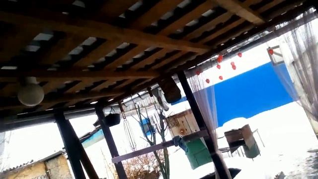 Муж чистит трубу  котла .Я сняла шторы уличные и замочила их перед стиркой