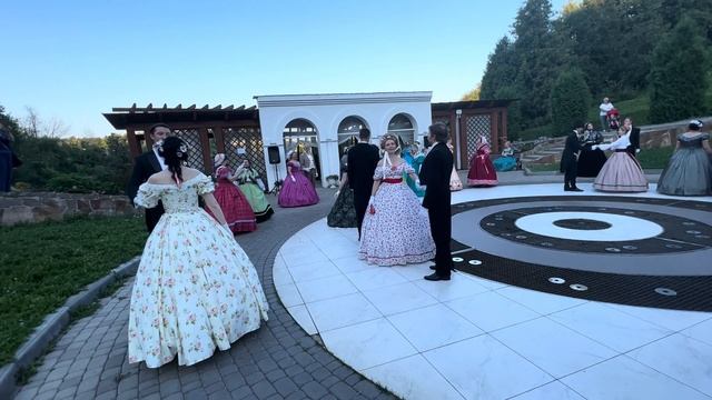 Французская кадриль, Танцевальный вечер в Патриаршем саду во Владимире 05.08.2023 Assemblés Ассамбл смотреть онлайн