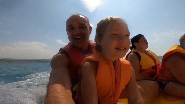 Девочка катается на банане и плавает в открытом море смотреть онлайн
