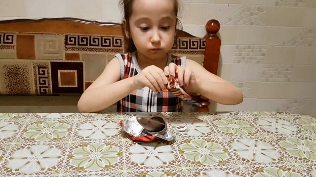 Открываю яйцо шоколадное и люмик палочка не светеца в темноте смотреть онлайн