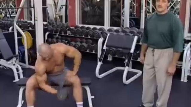 Сгибание руки с гантелью к разноименному плечу.mp4 смотреть онлайн